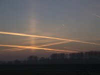 NL, Noord-Brabant, Altena, Catharinepolder 8, Zonnepilaar, Saxifraga-Roel Meijer  Biesbosch National Park : astronomy, contrails, dawn, light pillar, light show, pillar, rarety, special nature, sun, sun pillar, sunrise